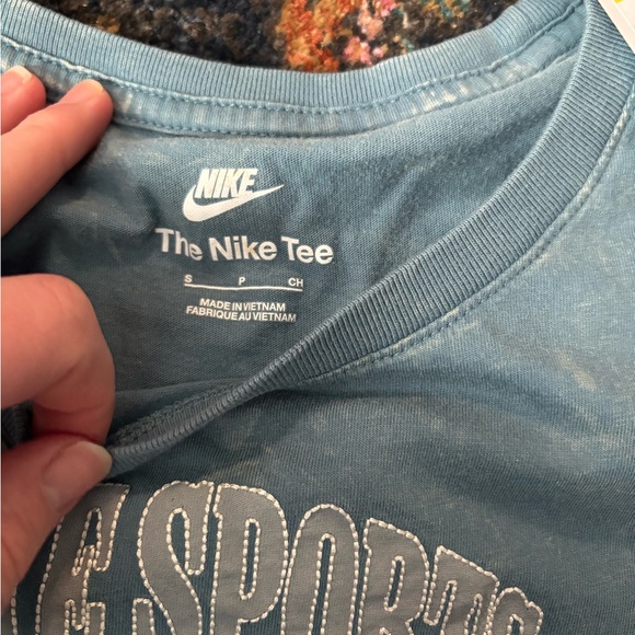 Women’s Nike Tee - Picture 4 of 5